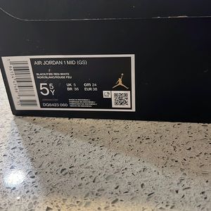 Air Jordan 1 Mid size 5.5 youth